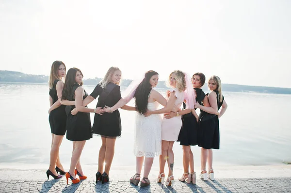 Zadní skupina 7 dívek nosí v černé a 2 nevěsty na hen party — Stock fotografie