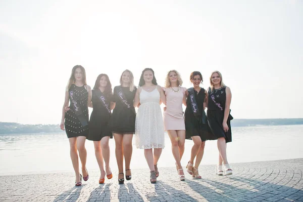 Groep 7 meisjes slijtage op zwart en 2 bruiden op kip feestje tegen — Stockfoto