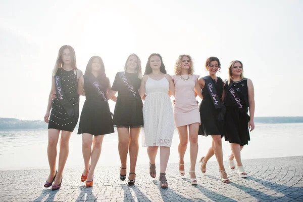 Grupo de 7 meninas usam em preto e 2 noivas na festa das galinhas contra — Fotografia de Stock