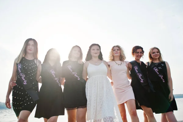 Grupo de 7 meninas usam em preto e 2 noivas na festa das galinhas contra — Fotografia de Stock