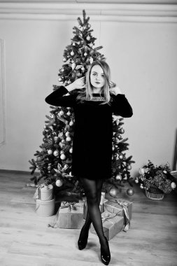 Chris ile yeni yıl ağacı karşı siyah elbise sevimli sarışın kız