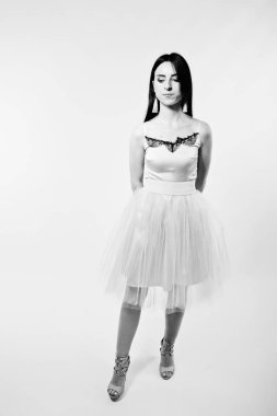 Beyaz izole bej elbise esmer kız portresi.