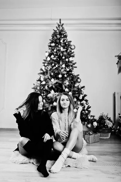 Dos hermosas chicas amigas usan suéter caliente y calentadores de piernas — Foto de Stock