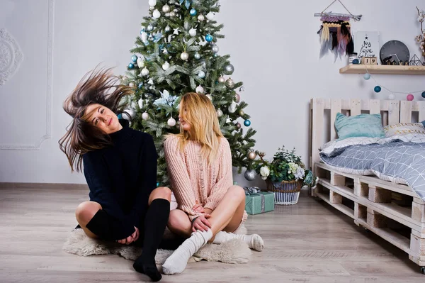 Dva přátelé krásné dívky nosí Teplý svetr a návleky — Stock fotografie