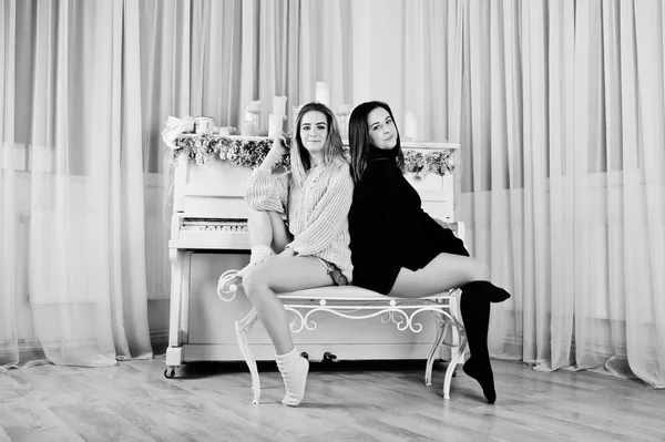 Dos hermosas chicas amigas usan en suéter caliente y calentador de piernas —  Fotos de Stock