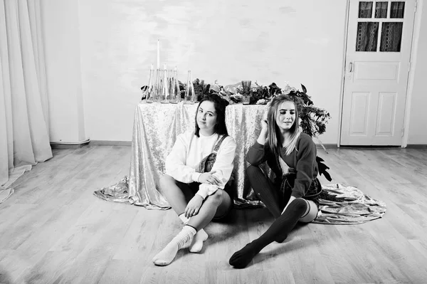Δύο διασκεδαστικά όμορφα κορίτσια φίλοι φορούν σορτς τζιν Ολόσωμες φόρμες μιας — Φωτογραφία Αρχείου