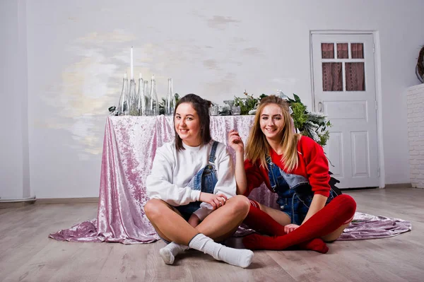 Two fun beautiful girls friends wear in overalls jeans shorts an — Stock Photo, Image