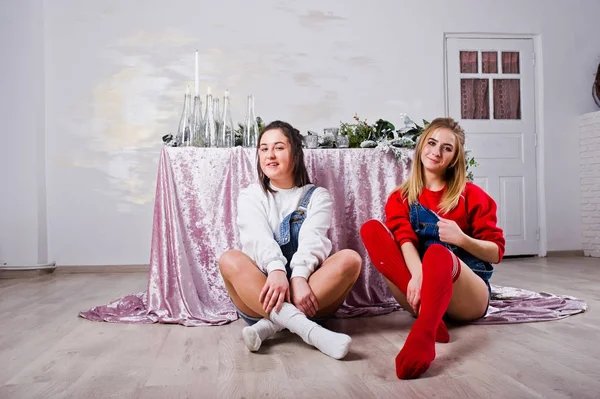 Δύο διασκεδαστικά όμορφα κορίτσια φίλοι φορούν σορτς τζιν Ολόσωμες φόρμες μιας — Φωτογραφία Αρχείου