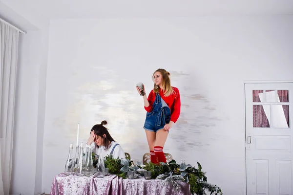 두 아름 다운 여자 친구 착용 작업 바지 청바지 반바지에 재미를 — 스톡 사진