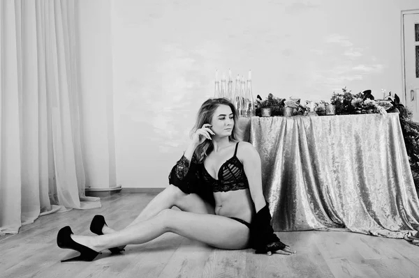 Сексуальна блондинка модель в чорній білизні і високі підбори проти столу — стокове фото
