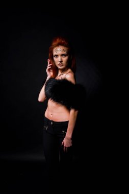 Moda model bir kırmızı saçlı kız ile aslında leopa gibi makyaj