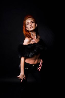 Moda model bir kırmızı saçlı kız ile aslında leopa gibi makyaj