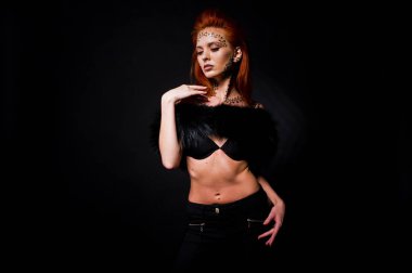 Moda model bir kırmızı saçlı kız ile aslında leopa gibi makyaj