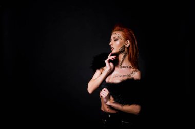 Moda model bir kırmızı saçlı kız ile aslında leopa gibi makyaj