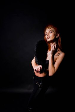 Moda model bir kırmızı saçlı kız ile aslında leopa gibi makyaj