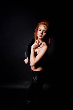Moda model bir kırmızı saçlı kız ile aslında leopa gibi makyaj