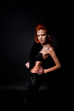 Moda model bir kırmızı saçlı kız ile aslında leopa gibi makyaj