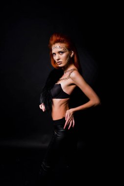 Moda model bir kırmızı saçlı kız ile aslında leopa gibi makyaj