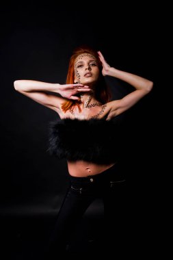 Moda model bir kırmızı saçlı kız ile aslında leopa gibi makyaj