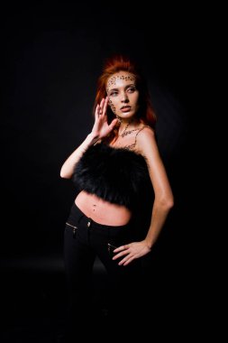 Moda model bir kırmızı saçlı kız ile aslında leopa gibi makyaj