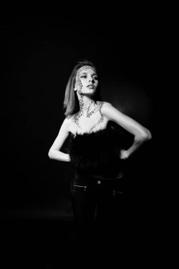 Moda model bir kırmızı saçlı kız ile aslında leopa gibi makyaj