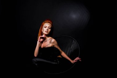 Moda model bir kırmızı saçlı kız ile aslında leopa gibi makyaj