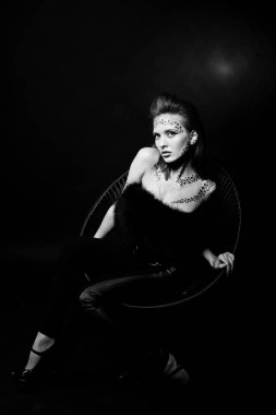 Moda model bir kırmızı saçlı kız ile aslında leopa gibi makyaj