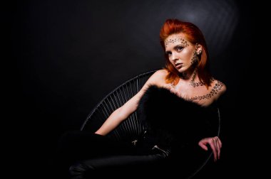 Moda model bir kırmızı saçlı kız ile aslında leopa gibi makyaj