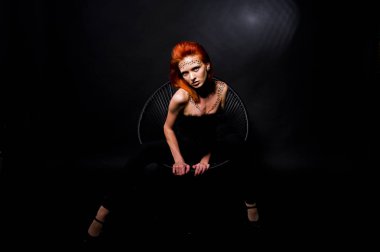 Moda model bir kırmızı saçlı kız ile aslında leopa gibi makyaj