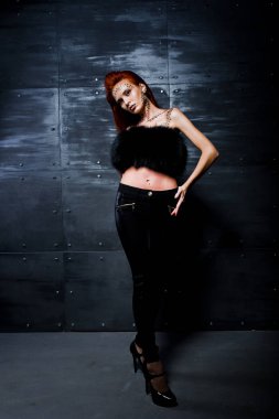 Moda model bir kırmızı saçlı kız ile aslında leopa gibi makyaj