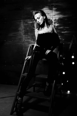 Moda model bir kırmızı saçlı kız ile aslında leopa gibi makyaj