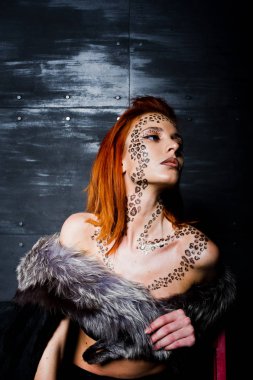 Moda model bir kırmızı saçlı kız ile aslında leopa gibi makyaj
