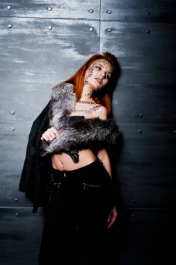 Moda model bir kırmızı saçlı kız ile aslında leopa gibi makyaj