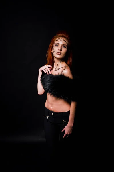 Modelo de moda menina de cabelos vermelhos com originalmente compõem como leopa — Fotografia de Stock