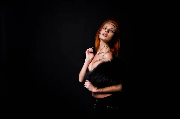 Moda modella dai capelli rossi ragazza con originariamente make up come leopa — Foto Stock