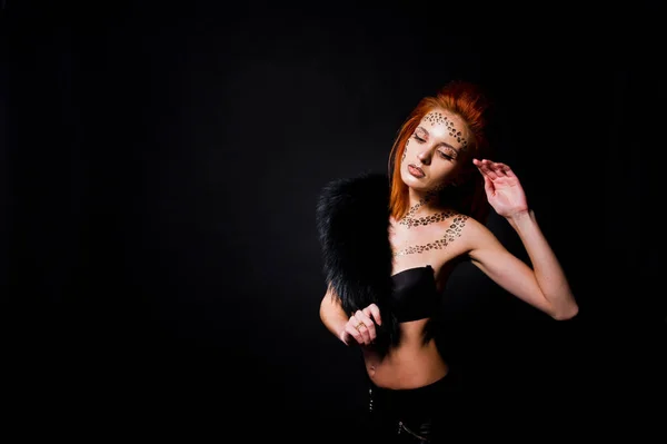 Fashion model red haired meisje met oorspronkelijk make-up zoals leopa — Stockfoto