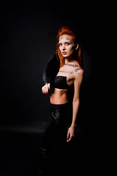 Modelo de moda menina de cabelos vermelhos com originalmente compõem como leopa — Fotografia de Stock