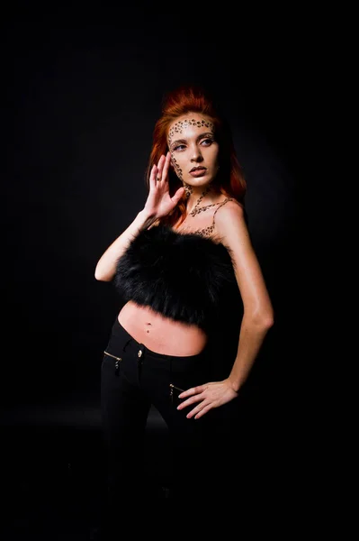 Moda modella dai capelli rossi ragazza con originariamente make up come leopa — Foto Stock