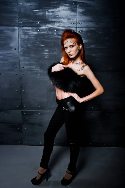 Moda model bir kırmızı saçlı kız ile aslında leopa gibi makyaj — Stok fotoğraf