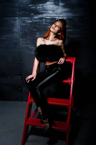 Divat modell vörös hajú lány, eredetileg töltsük fel, mint a leopa — Stock Fotó