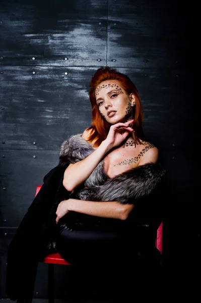 Fashion model red haired meisje met oorspronkelijk make-up zoals leopa — Stockfoto