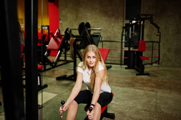 Sport Fitness Mädchen macht Übungen im Fitnessstudio. — Stockfoto