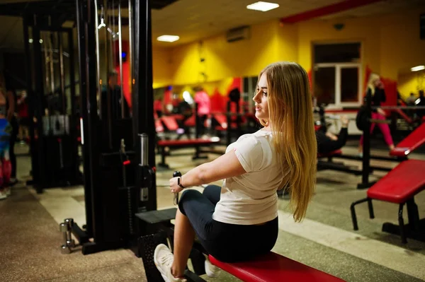 Sport Fitness Mädchen macht Übungen im Fitnessstudio. — Stockfoto