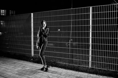 Gece portresi kız modeli giyim jeans ve deri ceket ag