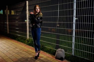 Gece portresi kız modeli giyim jeans ve deri ceket ag