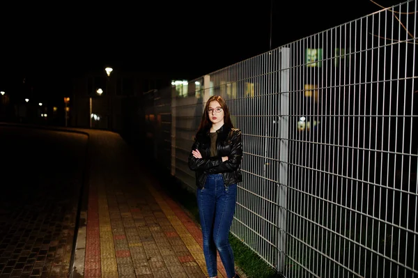 Retrato noturno de menina modelo desgaste em jeans e jaqueta de couro ag — Fotografia de Stock