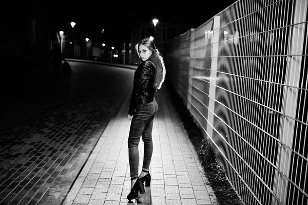 Retrato nocturno de niña modelo de desgaste en jeans y chaqueta de cuero ag —  Fotos de Stock