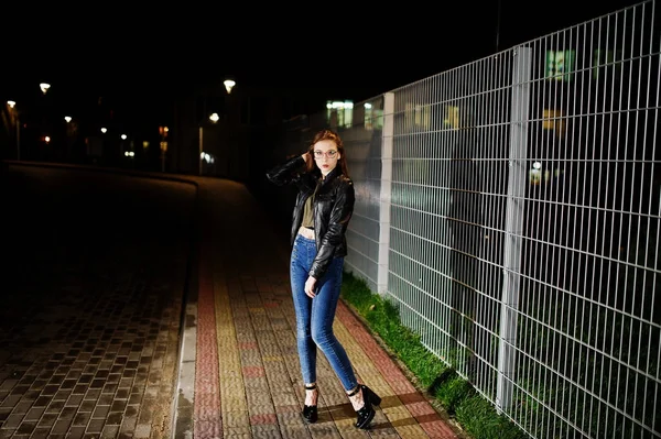Nattporträtt tjej modell slitage på jeans och läder jacka ag — Stockfoto