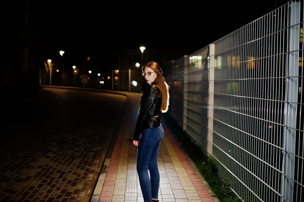 Nocny portret dziewczyna model nosić dżinsy i skórzana kurtka ag — Zdjęcie stockowe