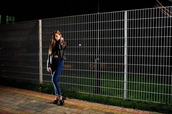Nachtporträt eines Models, das Jeans und Lederjacke trägt — Stockfoto